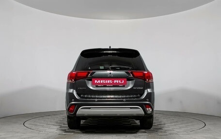 Mitsubishi Outlander III рестайлинг 3, 2018 год, 1 860 000 рублей, 6 фотография
