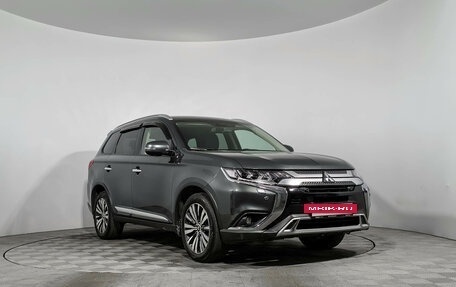 Mitsubishi Outlander III рестайлинг 3, 2018 год, 1 860 000 рублей, 3 фотография
