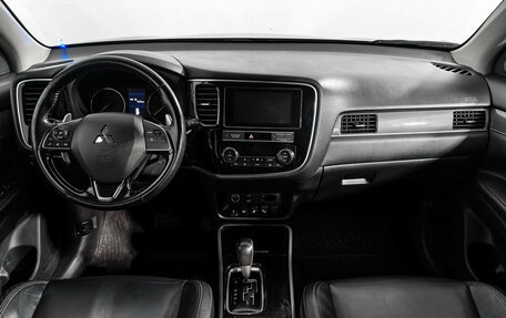 Mitsubishi Outlander III рестайлинг 3, 2018 год, 1 860 000 рублей, 14 фотография
