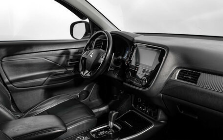 Mitsubishi Outlander III рестайлинг 3, 2018 год, 1 860 000 рублей, 13 фотография