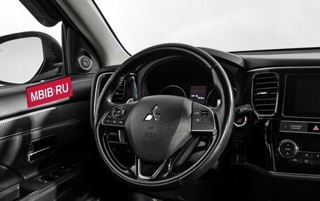 Mitsubishi Outlander III рестайлинг 3, 2018 год, 1 860 000 рублей, 15 фотография