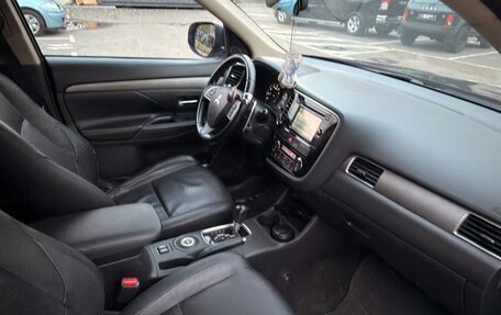 Mitsubishi Outlander III рестайлинг 3, 2013 год, 1 300 000 рублей, 14 фотография