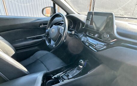 Toyota C-HR I рестайлинг, 2017 год, 2 380 000 рублей, 6 фотография