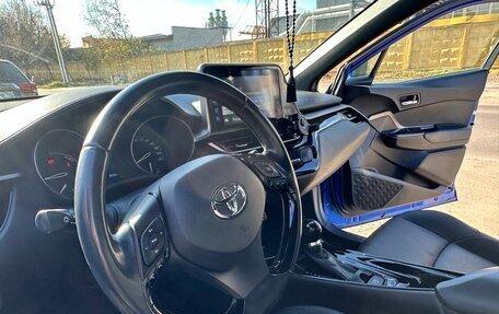 Toyota C-HR I рестайлинг, 2017 год, 2 380 000 рублей, 5 фотография