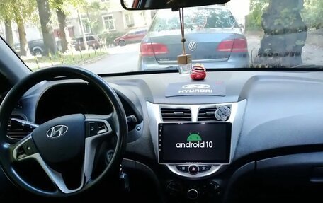 Hyundai Solaris II рестайлинг, 2012 год, 12 фотография