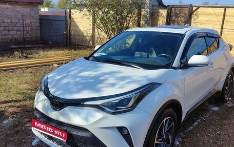 Toyota C-HR I рестайлинг, 2021 год, 2 600 000 рублей, 9 фотография
