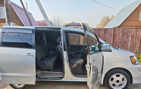 Toyota Noah III, 2002 год, 1 100 000 рублей, 4 фотография