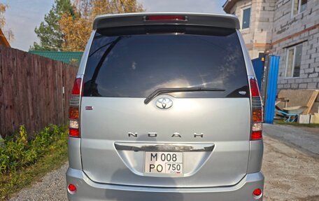 Toyota Noah III, 2002 год, 1 100 000 рублей, 8 фотография