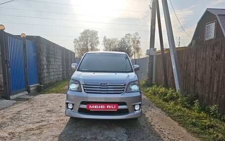 Toyota Noah III, 2002 год, 1 100 000 рублей, 2 фотография