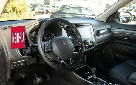 Mitsubishi Outlander III рестайлинг 3, 2020 год, 2 678 000 рублей, 4 фотография