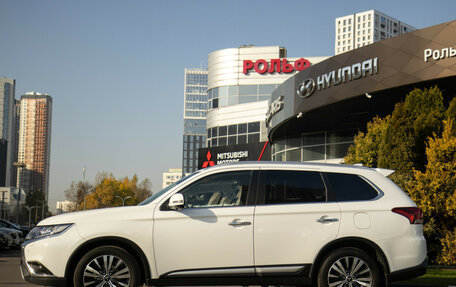 Mitsubishi Outlander III рестайлинг 3, 2020 год, 2 678 000 рублей, 15 фотография