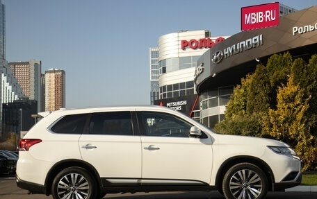 Mitsubishi Outlander III рестайлинг 3, 2020 год, 2 678 000 рублей, 13 фотография