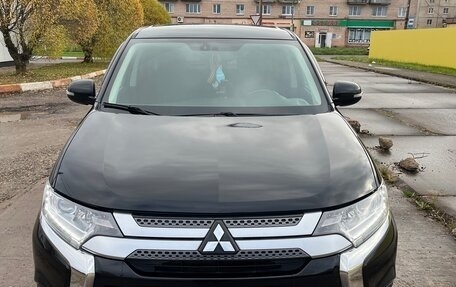 Mitsubishi Outlander III рестайлинг 3, 2020 год, 2 000 000 рублей, 1 фотография