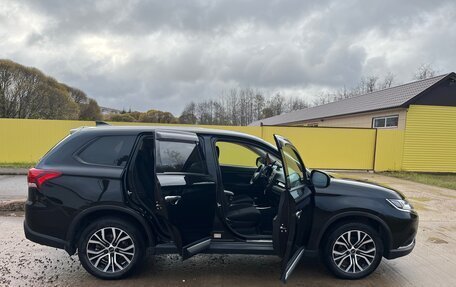 Mitsubishi Outlander III рестайлинг 3, 2020 год, 2 000 000 рублей, 14 фотография