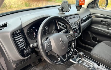 Mitsubishi Outlander III рестайлинг 3, 2020 год, 2 000 000 рублей, 16 фотография