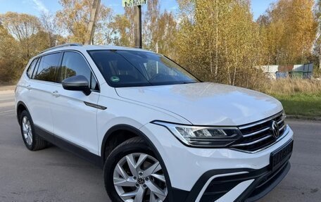 Volkswagen Tiguan II, 2022 год, 2 342 000 рублей, 3 фотография