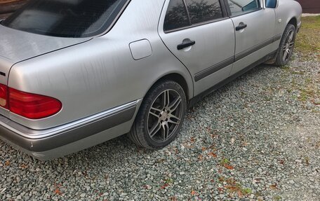 Mercedes-Benz E-Класс, 1999 год, 350 000 рублей, 2 фотография