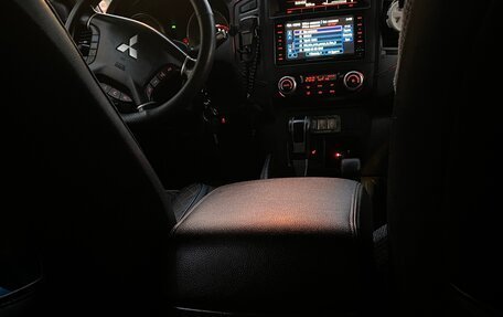 Mitsubishi Pajero IV рестайлинг 2, 2011 год, 2 000 000 рублей, 17 фотография
