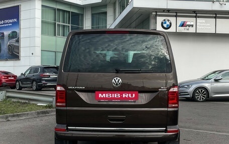 Volkswagen Multivan T6 рестайлинг, 2017 год, 4 300 000 рублей, 6 фотография