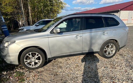 Mitsubishi Outlander III рестайлинг 3, 2013 год, 1 300 000 рублей, 4 фотография