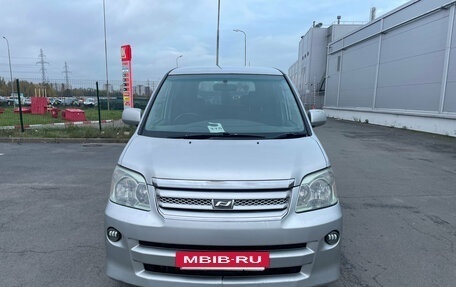 Toyota Noah III, 2005 год, 649 000 рублей, 2 фотография
