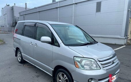 Toyota Noah III, 2005 год, 649 000 рублей, 3 фотография