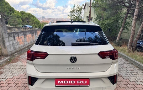 Volkswagen T-Roc I, 2021 год, 2 150 000 рублей, 2 фотография