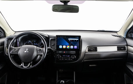 Mitsubishi Outlander III рестайлинг 3, 2016 год, 1 699 000 рублей, 10 фотография