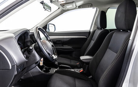 Mitsubishi Outlander III рестайлинг 3, 2016 год, 1 699 000 рублей, 13 фотография