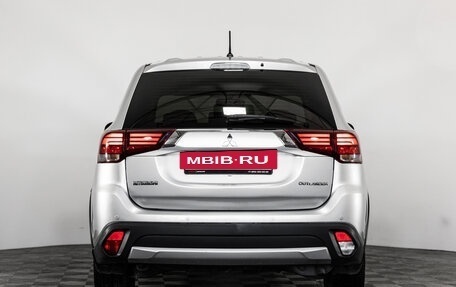 Mitsubishi Outlander III рестайлинг 3, 2016 год, 1 699 000 рублей, 6 фотография