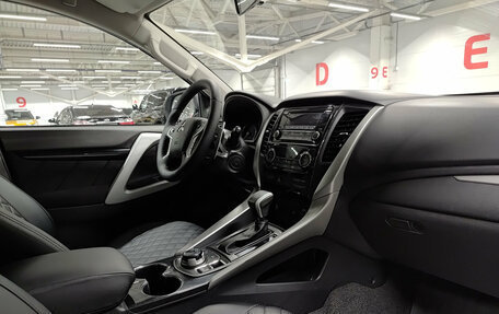 Mitsubishi Pajero Sport III рестайлинг, 2017 год, 2 550 000 рублей, 11 фотография