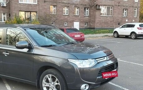 Mitsubishi Outlander III рестайлинг 3, 2014 год, 1 450 000 рублей, 2 фотография