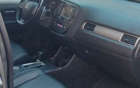 Mitsubishi Outlander III рестайлинг 3, 2014 год, 1 450 000 рублей, 10 фотография