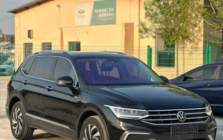 Volkswagen Tiguan II, 2023 год, 2 355 000 рублей, 3 фотография