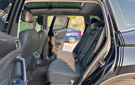 Volkswagen Tiguan II, 2023 год, 2 355 000 рублей, 9 фотография