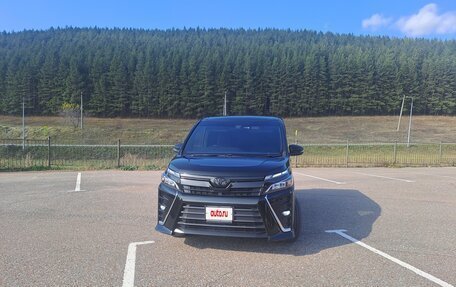 Toyota Voxy III, 2018 год, 2 620 000 рублей, 10 фотография