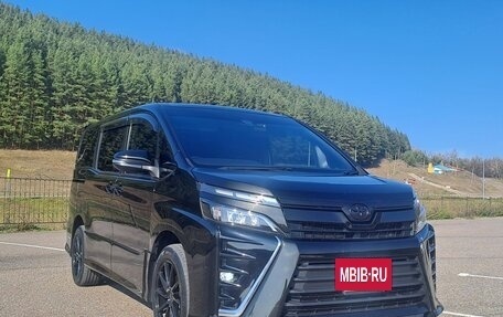 Toyota Voxy III, 2018 год, 2 620 000 рублей, 13 фотография