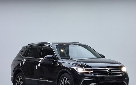 Volkswagen Tiguan II, 2023 год, 1 850 000 рублей, 3 фотография