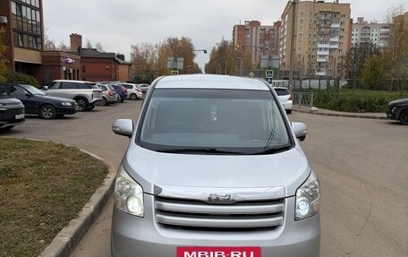 Toyota Noah III, 2009 год, 900 000 рублей, 2 фотография