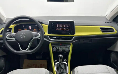 Volkswagen T-Roc I, 2023 год, 1 300 000 рублей, 6 фотография