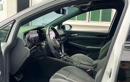 Volkswagen Golf VIII, 2023 год, 1 800 000 рублей, 13 фотография