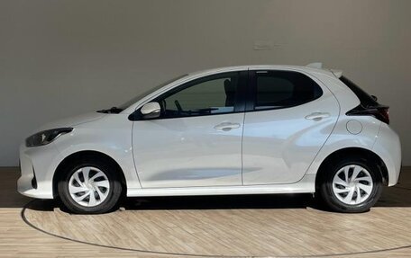 Toyota Yaris, 2023 год, 1 018 000 рублей, 4 фотография