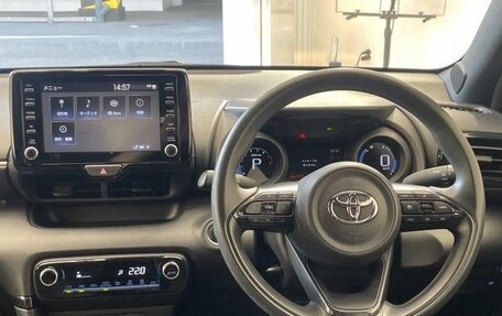 Toyota Yaris, 2023 год, 1 018 000 рублей, 8 фотография