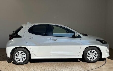 Toyota Yaris, 2023 год, 1 018 000 рублей, 5 фотография