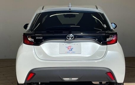 Toyota Yaris, 2023 год, 1 018 000 рублей, 3 фотография