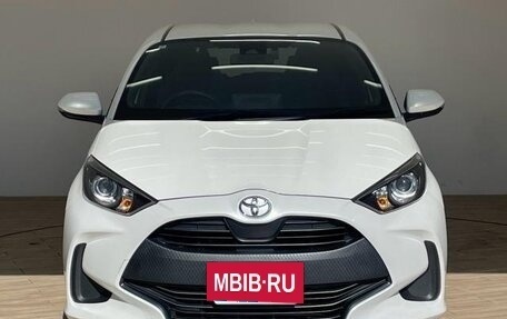 Toyota Yaris, 2023 год, 1 018 000 рублей, 2 фотография