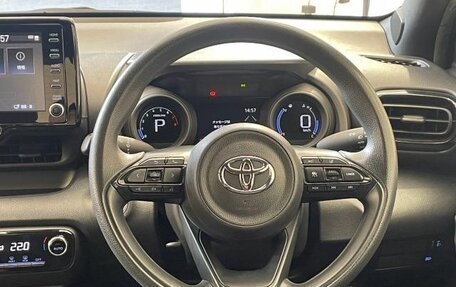 Toyota Yaris, 2023 год, 1 018 000 рублей, 9 фотография