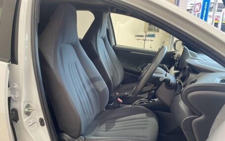 Toyota Yaris, 2023 год, 1 018 000 рублей, 13 фотография