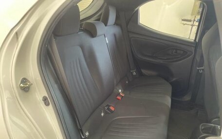 Toyota Yaris, 2023 год, 1 018 000 рублей, 14 фотография