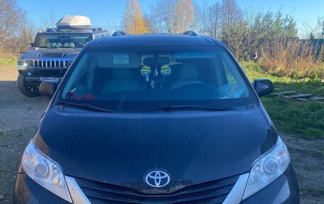 Toyota Sienna III, 2011 год, 2 700 000 рублей, 2 фотография